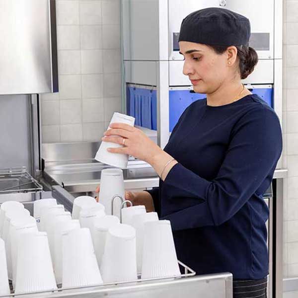 HeroDry2-rev-600x600 operator uses reusable cups