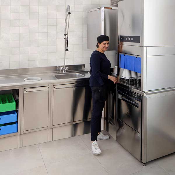 HeroDry3-600x600 operator in a dishwashing area